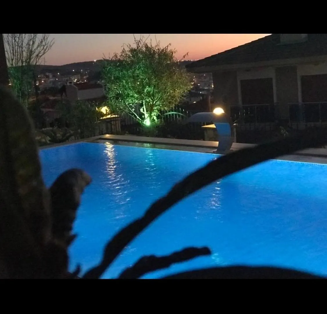 Luex Havuzlu Villa Çeşme